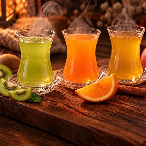 Kivi, portakal ve limon aromalı sıcak içecekler
