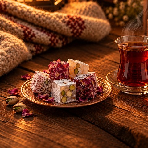 Antep fıstıklı lokum ve çay